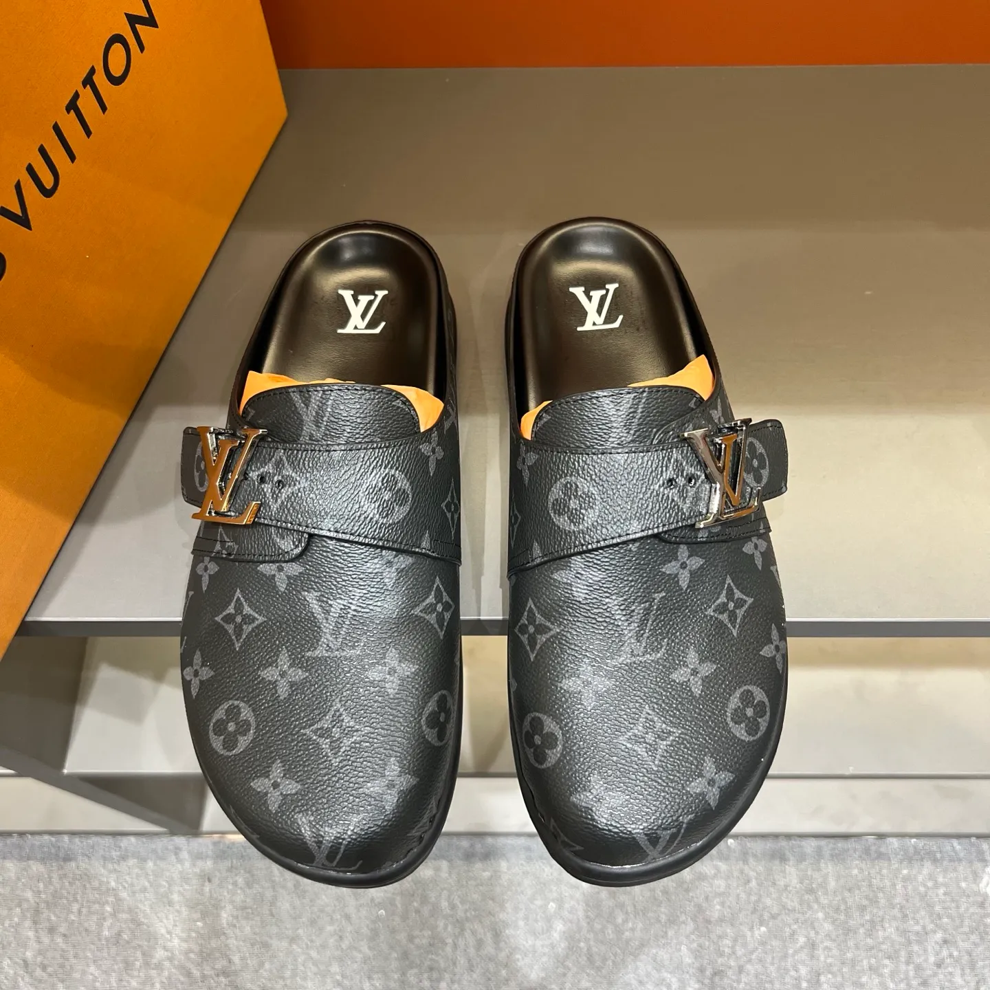 P340, LV Easy 2025 new men's casual sandals, made of suede cow leather, with Monogram pattern to highlight the trendy style. Adjustable straps illuminated with LV letters, while a resilient insole and micro outsole provide lightweight comfort. Made of suede cow leather with embossed Monogram pattern and brand element metal hardware✅Adjustable straps➕Tough insole‼ ️Micro outsole. Comfortable and easy to wear‼ ️ 38-45 (45 customized)